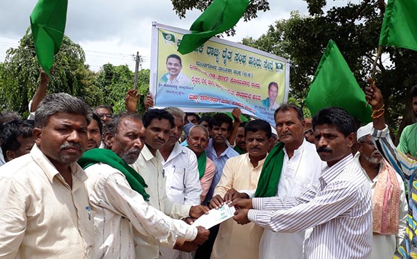 ಬೆಳೆ ವಿಮೆ ತಾರತಮ್ಯ: ವಿವಿಧ ರೈತ ಸಂಘದಿಂದ ತಹಶೀಲ್ದಾರಿಗೆ ಮನವಿ